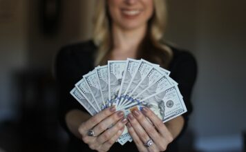 Ile trzeba zarabiać żeby dostać 600 tys kredytu? Ile trzeba zarabiać żeby dostać 600 tys kredytu?